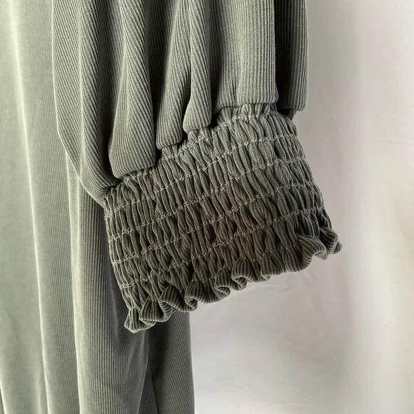 Green Envelope Los Angeles Gray Ruched Blouse - Size Small - Feminine Casual - Picture 2 of 7